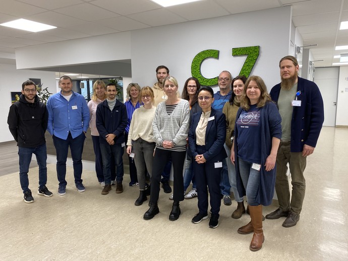 Teamfoto (vergrößerte Bildansicht wird geöffnet)