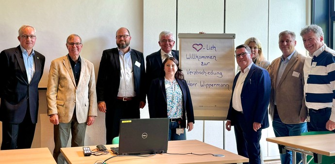 Volker Wippermann bei seiner Verabschiedung in der Klinik mit vielen Gästen
